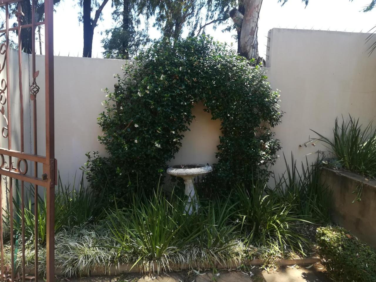 Moon And Sixpence Garden Guest House Muldersdrift Esterno foto