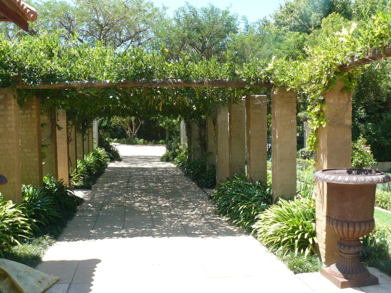 Moon And Sixpence Garden Guest House Muldersdrift Esterno foto